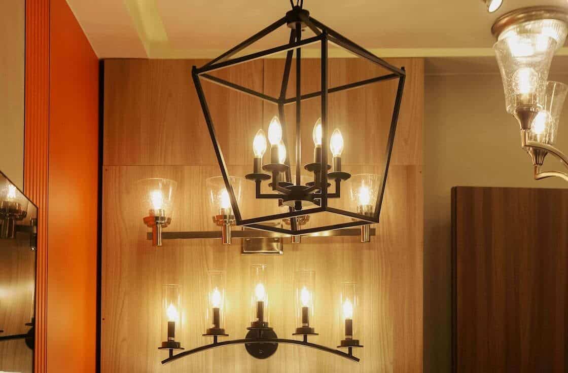 The warm light emitted by the bulbs in the shape of European candles warms the corners of the room.
