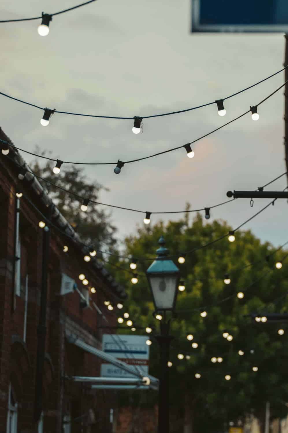 The bulbs were connected to the light strips, illuminating the streets on rainy days.